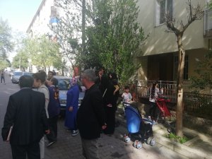Avcılar’da giriş katta duvarı çöken bina, boşaltıldı