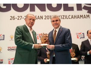 Cumhurbaşkanı Erdoğan’dan Başkan Yüce’ye başarı plaketi