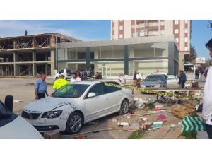 Kaza yapan otomobil seyyar satıcıların arasına daldı: 1 ölü, 2 yaralı
