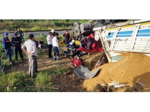 Lastiği patlayan kamyon karşı şeride geçip şarampole yuvarlandı: 1 yaralı
