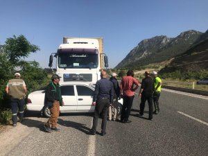 Çarptığı otomobili metrelerce sürükledi