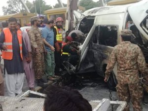 Pakistan’da duvara çarpan minibüsün benzin deposu patladı: 12 ölü, 6 yaralı