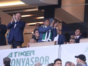 Doğan Halisdemir alkışlarla karşılandı