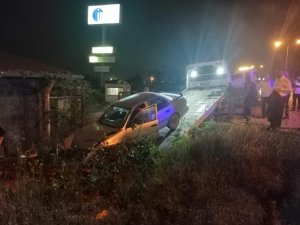Ehliyetsiz genç önce bariyere, ardından bekçi kulübesine çarptı: 2 yaralı