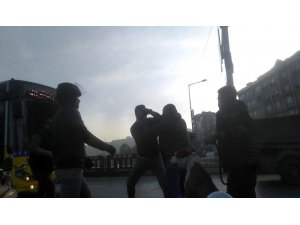 Alibeyköy’de sürücülerin yol verme kavgası kameralara yansıdı