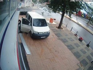 Güpegündüz yaşanan lastik hırsızlığı kamerada