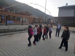 Kaymakam ip salladı, öğrenciler atladı