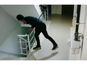 Ayakkabı hırsızları apartman kamerasına takıldı