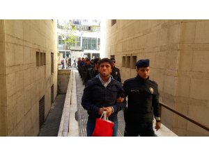 FETÖ şüphelisi adliyeye girerken kameralara dil çıkardı