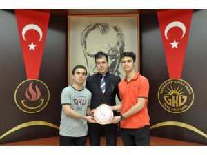GKV münazara takımı finalde