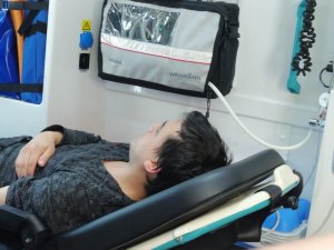 Evin balkonunda çıkan yangında 2 kişi dumandan etkilendi