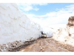 "Kar kaplanları" baharda 7 metrelik karla mücadelede