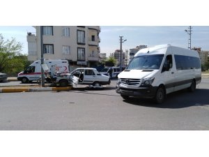 Minibüs ile otomobil çarpıştı: 2 yaralı