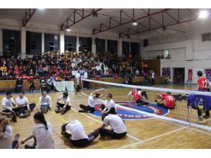 Liseli öğrenciler Paravolley takımı ile maça çıktı