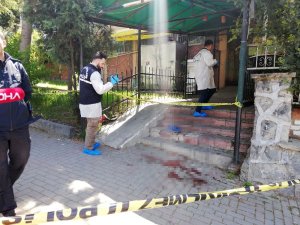 İstanbul Küçükçekmece Atakent Mahallesi’nde bir kafenin önünde yaşanan silahlı kavgada 1 kişi hayatını kaybederken, 1 kişi yaralandı. Olay yerine çok sayıda polis ekibi sevk edildi.