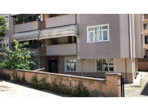 Kız kardeşlerinin gözü önünde anne ve babasını öldürdü