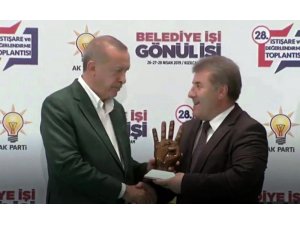 Rekor kıran başkan ödülünü Cumhurbaşkanının elinden aldı