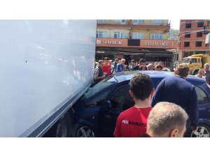 Otomobil kamyona çarptı: 3 yaralı