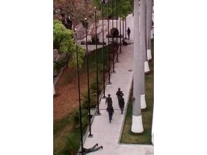 Venezuela’da asker Devlet Başkanlığı’na ait resmî konut ve çalışma ofisi olan Miraflores Sarayı çevresinde görüldü.