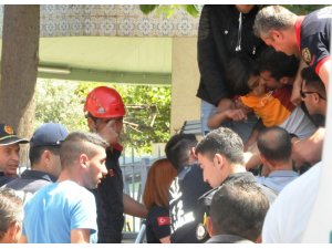 Bacağına demir saplanan çocuğu itfaiye kurtardı