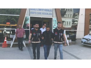 Kız kardeşlerinin gözü önünde anne ve babasını öldüren şahıs adliyeye sevk edildi