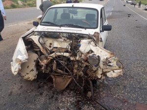 Kazaya karışan otomobillerden biri parçalara ayrıldı