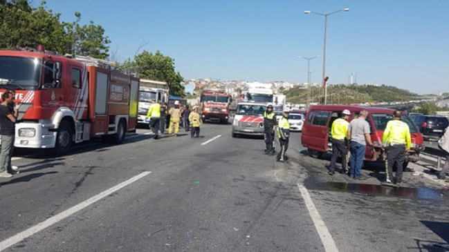 Kilometrelerce trafik oluştu TEM'de feci kaza! Yaralılar var