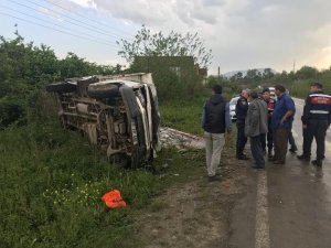 Kamyonet şarampole devrildi: 1 yaralı