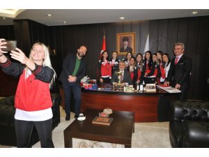Rektör, OMÜ’nün gururu hentbolcuları ağırladı