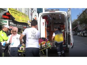 Karşıdan karşıya geçmeye çalışan kardeşlere otomobil çarptı: 2 yaralı