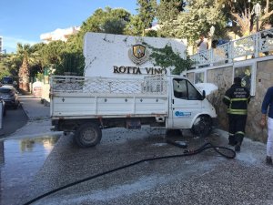 Kuşadası’nda kamyonet park halindeyken yandı