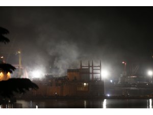 Tuzla'da tersanedeki yangın