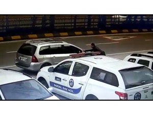 El freni çekilmeyen aracı durdurmak için önüne atladı