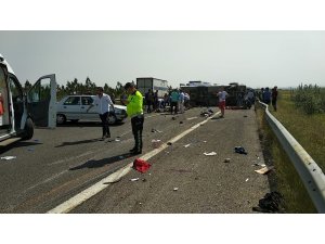 Kahramanmaraş’tan Şanlıurfa’ya 1 Mayıs İşçi Bayramı’na katılmak için gelen işçilerin bulunduğu otobüsün devrilmesi sonucu meydana gelen trafik kazasında ölü ve çok sayıda yaralının bulunduğu bildirildi. Bölgeye çok sayıda po