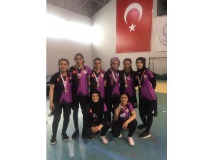 Özalplı kız öğrenciler Türkiye birincisi oldu