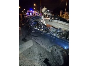Otomobil bariyerlere ok gibi saplandı: 1 yaralı