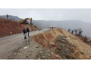 İş makineleri kaya parçalarının altında kalmaktan son anda kurtuldu