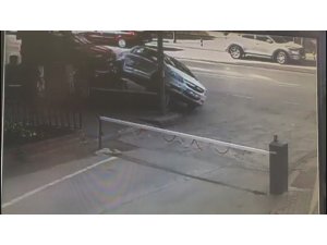 Otomobil askıda kaldı, o anlar kameraya böyle yansıdı