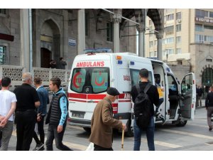 Yaşlı adam cami çıkışında hayatını kaybetti