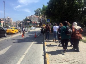 Trafiğe kapanan yollar nedeniyle turistler otellerine yürümek zorunda kaldı
