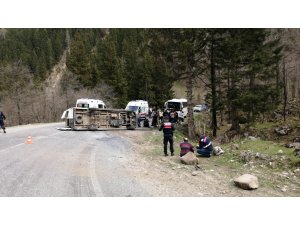 Öğrencileri geziye götüren minibüs devrildi: 10 yaralı