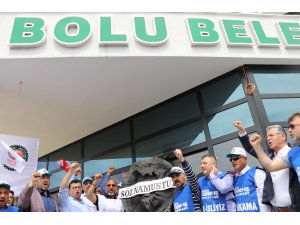 İşçiler Bolu Belediyesi önüne siyah çelenk bıraktı