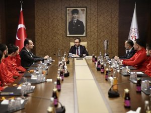 Bakan Kasapoğlu, milli karatecilerle bir araya geldi