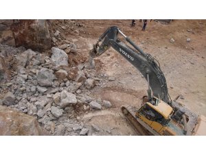 Kopan mermer kütlesi ekskavatörün üzerine düştü: 2 ölü