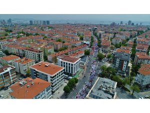 Metrelerce uzunluktaki kortej ve miting alanı havadan görüntülendi