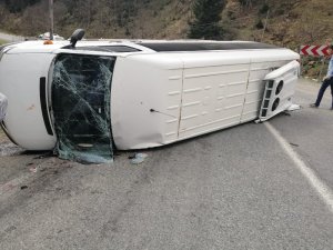Rize’de Erzurumlu öğrencileri taşıyan gezi minibüsü devrildi: 17 öğrenci yaralı