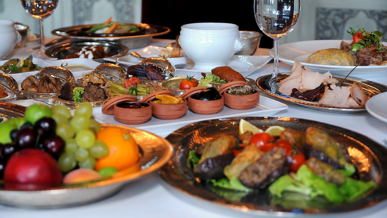 "Yemek bir zevktir ama bunu abartan bir toplum olduk"