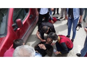 Hafif ticari araç ile motosiklet kafa kafaya çarpıştı: 1 yaralı