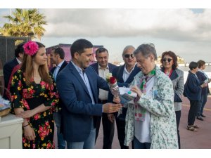 Başkan Günel, ilk seferini yapan gemiden inen turistleri çiçeklerle karşıladı