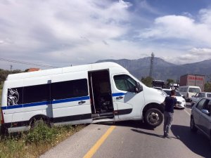 Manisa’da otomobil ile işçi servisi çarpıştı: 5 yaralı